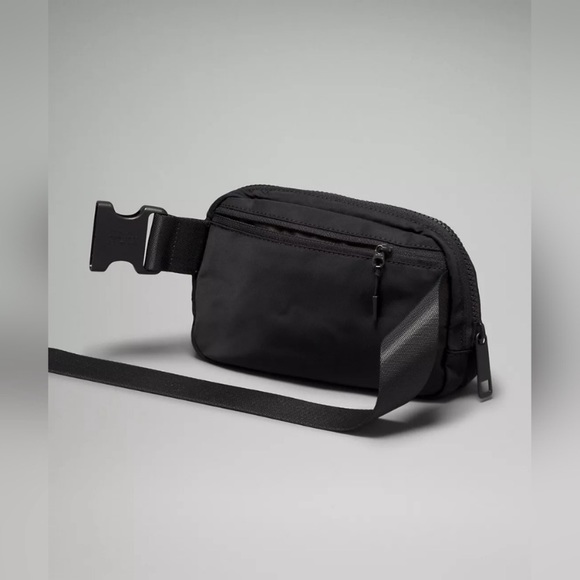 Lululemon Everywhere Belt Bag 1L Pride NWT - Picture 3 of 6